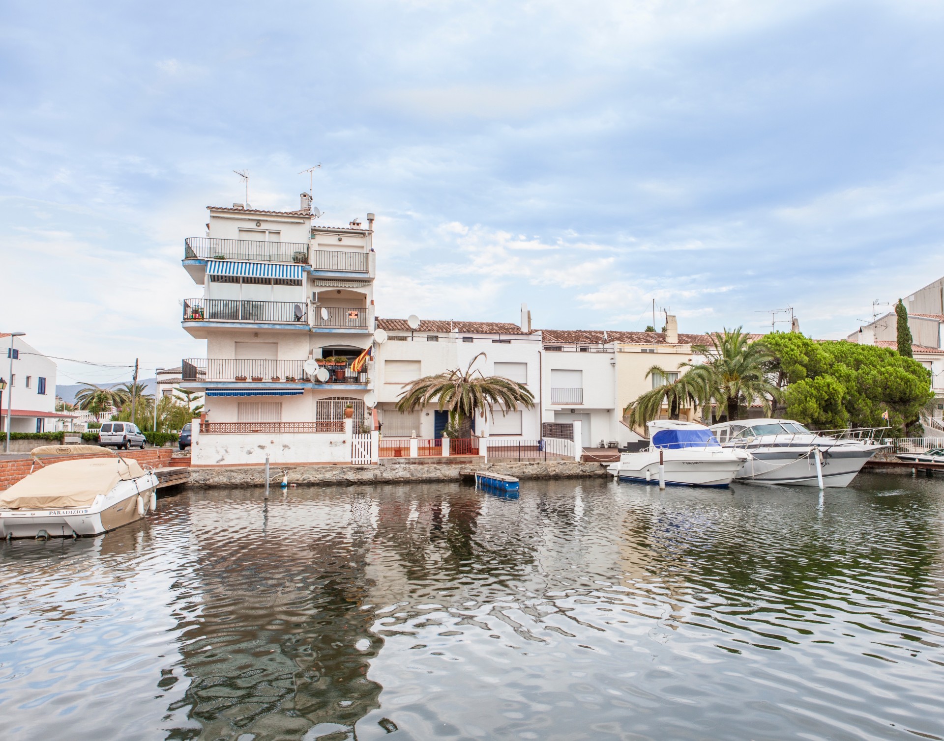 Immo Plaza Spain | Maison de pêcheur entourée par des canaux, amarre 12X4m et grand débarras - Empuriabrava - Espagne (IPH31)