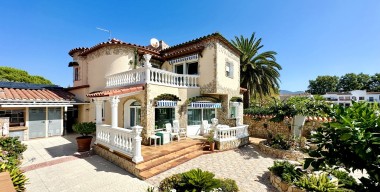 Image magnificent-4-bedroom-canal-villa-with-large-swimming-pool-garage-private-parking-and-a-15m-mooring-empuriabrava