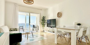 Image appartement-moderne-avec-vue-sur-la-mer-et-le-port-de-roses-2-chambres-grande-terrasse-parking-commun-licence-touristique