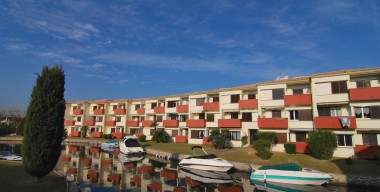 reservat-pis-de-3-dormitoris-vistes-al-canal-95m2-per-renovar-parquing-piscina-comunitaria-i-amarri-empuriabrava-costa-brava