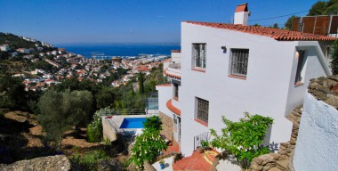 villa-amb-increibles-vistes-a-la-badia-piscina-4-dormitoris-garatge-en-roses-costa-brava-sur