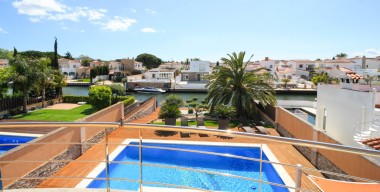 Image beautiful-modern-villa-2009-wide-canal-south-facing-4-bedrooms-3-bathrooms-125m-mooring-pool-garage