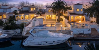 Image villa-met-toren-appartement-breed-kanaal-4-slpk-3-badk-garage-zwembad-toeristenvergunning