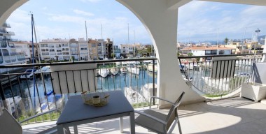 Image 1st-line-of-the-sea-apartment-completely-renovated-2018-high-quality-large-terrace-view-of-the-port-empuriabrava