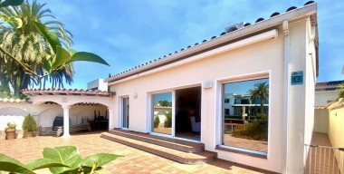 Image typical-spanish-villa-on-one-level-southern-exposure-3-bedrooms-garage-mooring-empuriabrava