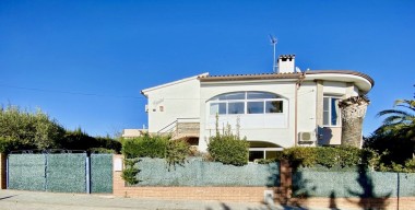 Image precios-xalet-tipic-a-prop-del-mar-amb-2-apartaments-4-habitacions-2-banys-1-garatge-2-places-daparcament-piscina