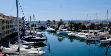Image penthouse-of-125m2-with-3-bedrooms-a-large-terrace-overlooking-the-canal-and-the-sea-marina-dempuriabrava-costa-brava