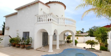 Image villa-residencial-tipica-espanola-4-dormitorios-piscina-garaje-a-poca-distancia-del-mar-y-del-centro-de-empuriabrava