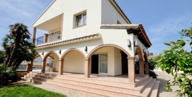 reserved-quality-rustic-villa-next-to-a-port-close-to-the-beach-and-the-center-of-empuriabrava-4-bedrooms-garage-pool-and-spa