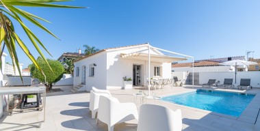 Image villa-casa-blanca-amb-llicencia-turistica-3-dorm-2-banys-1-lavabo-piscina-i-terrassa-precioses-orientacio-sud