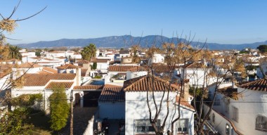 Image pretty-typical-apartment-close-to-shops-with-open-mountain-views-empuriabrava