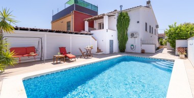 Image spacious-family-home-large-garage-swimming-pool-with-covered-terrace-private-parking-one-separate-fully-furnished-apartment