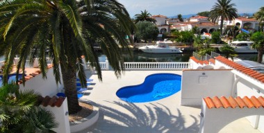 Image villa-met-toren-appartement-breed-kanaal-4-slpk-3-badk-garage-zwembad-toeristenvergunning