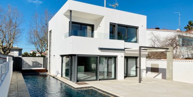 very-nice-villa-southfacing-4-bedrooms-swimming-pool-155-m-mooring-and-garage