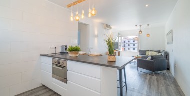 Image bel-appartement-renove-traversant-proche-mer-2-chambres-vue-sur-les-caneaux-expose-sud-piscine-amarres-et-parkings-communautaires