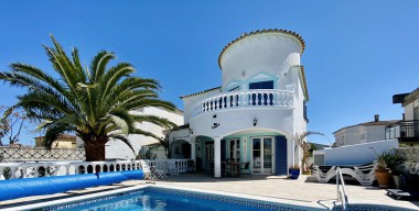 Image beautiful-typical-house-with-tower-3-bedrooms-2-bathrooms-swimming-pool-garage-close-to-the-center-and-the-beach-empuriabrava-costa-brava