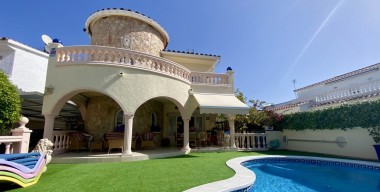 Image tipica-villa-residencial-en-empuriabrava-a-un-paso-de-la-playa-y-del-centro-4-dormitorios-2-banos-piscina-garaje-y-parking-privado