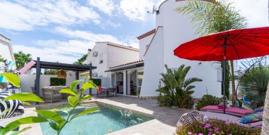 Image villa-verano-cerca-del-centro-3-dormitorios-piscina-cocina-de-verano-garaje-ubicacion-tranquila