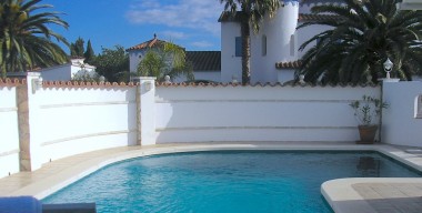 villa-reformada-amb-2-dormitoris-1-dormitori-en-suite-independent-i-una-piscina-empuriabrava-catalunya-espanya