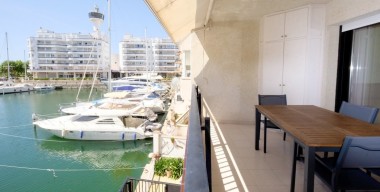 Image ampli-apartament-de-travessia-vistes-als-ports-i-al-mar-2-habitacions-2-banys-terrasa-15m2-parquing-comunitari