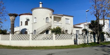 Image typical-spanish-house-with-2-independent-apartments-swimming-pool-garage-empuriabrava