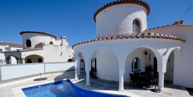 Image typical-residential-villa-of-empuriabrava-3-bedrooms-swimming-pool-garage-close-to-the-beach-and-the-center-of-empuriabrava