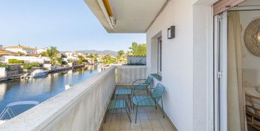 Image gerenoveerd-hoekappartement-met-verhuurvergunning-2-slaapk-1-badk-groot-terras-zwembad-en-bootsteigers