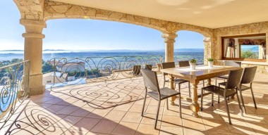 Image majestueuse-villa-de-charmes-avec-vue-panoramique-sur-la-baie-de-roses-3-chambres-3-sdb-5-terrasses-1-piscine-1-grand-garage