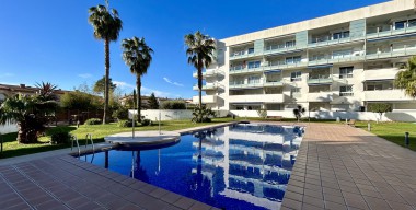 Image magnifique-penthouse-avec-vue-sur-la-mer-et-solarium-de-66m2-2-chambres-parking-prive-debarras-piscine-communautaire-rosas-costa-brava