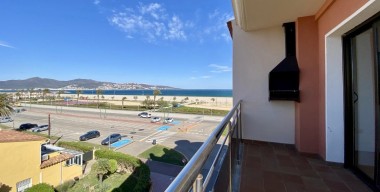 Image beautiful-bright-corner-apartment-a-stones-throw-from-the-beach-sea-view-2-bedrooms-1-bathroom-private-underground-parking-empuriabrava