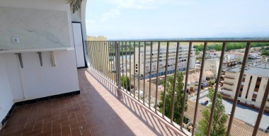 Image first-sea-line-apartment-with-a-large-terrace-view-of-the-pyrenees-empuriabrava