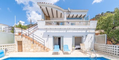 Image mooie-villa-met-3-slaapkamers-zwembad-en-prachtig-vrij-uitzicht-over-de-baai-van-roses