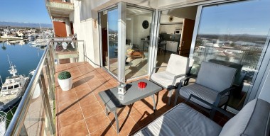 Image magnific-pis-amb-gran-terrassa-amb-vistes-al-canal-i-al-mar-2-habitacions-1-bany-piscina-comunitaria-parquing-privat-roses