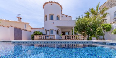 Image belle-villa-sur-un-large-canal-3-chambres-2-salles-de-bains-piscine-garage-et-amarrage-pour-bateau-de-125-m
