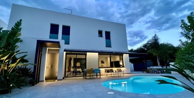 Image preciosa-vila-moderna-construida-el-2022-a-prop-del-mar-del-centre-de-la-ciutat-i-del-port-interior-3-dormitoris-2-banys-garatge-piscina-i-jacuzzi