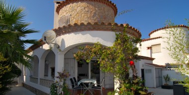 bella-casa-renovada-amb-3-dormitoris-un-solarium-i-la-possibilitat-de-fer-una-piscina-a-empuriabrava-catalunya-espanya