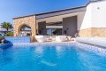 gran-vila-moderna-de-luxe-parcella-de-840m2-4-habitacions-en-suite-piscina-garatge-jacuzzi-cuina-destiu-i-bar