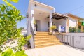 geraumiges-einfamilienhaus-mit-grosser-garage-swimmingpool-mit-berdachter-terrasse-und-privatem-parkplatz-eine-separate-voll-moblierte-wohnung