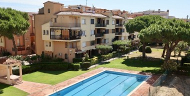 Image beautiful-house-2-minutes-walk-from-the-sea-4-bedrooms-3-bathrooms-private-garage-and-community-swimming-pool-empuriabrava